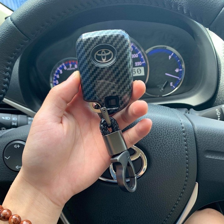 Ốp bọc chìa khóa xe Toyota Vios 2019-2023 Toyota Yaris 2019-2022 vân Carbon- kèm móc đeo INOX