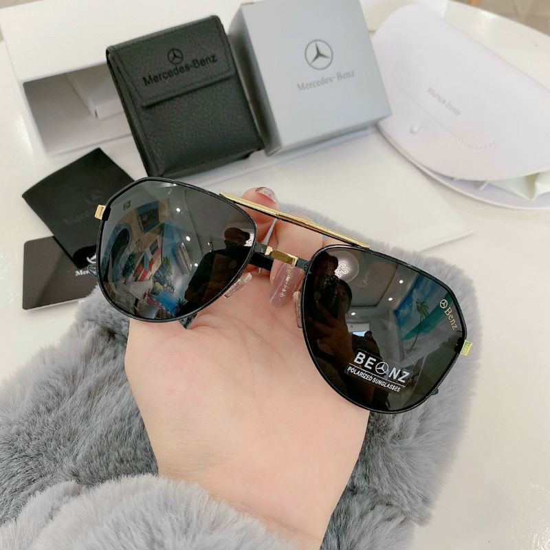 Kính mercedes gấp gọn.