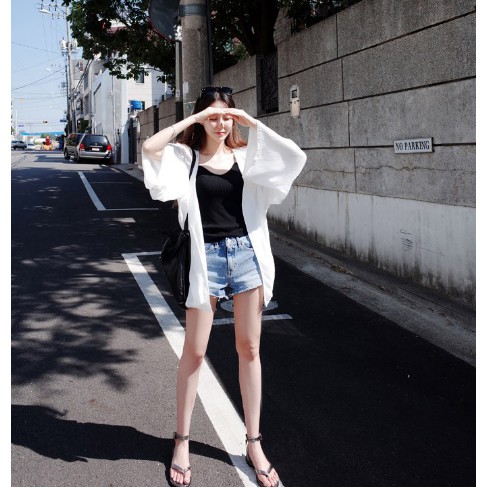 Áo cardigan voan trắng dáng ngắn chống nắng đi biển.