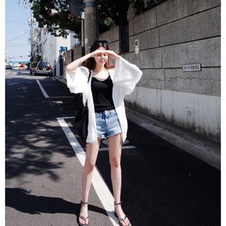 Áo cardigan voan trắng dáng ngắn chống nắng đi biển.
