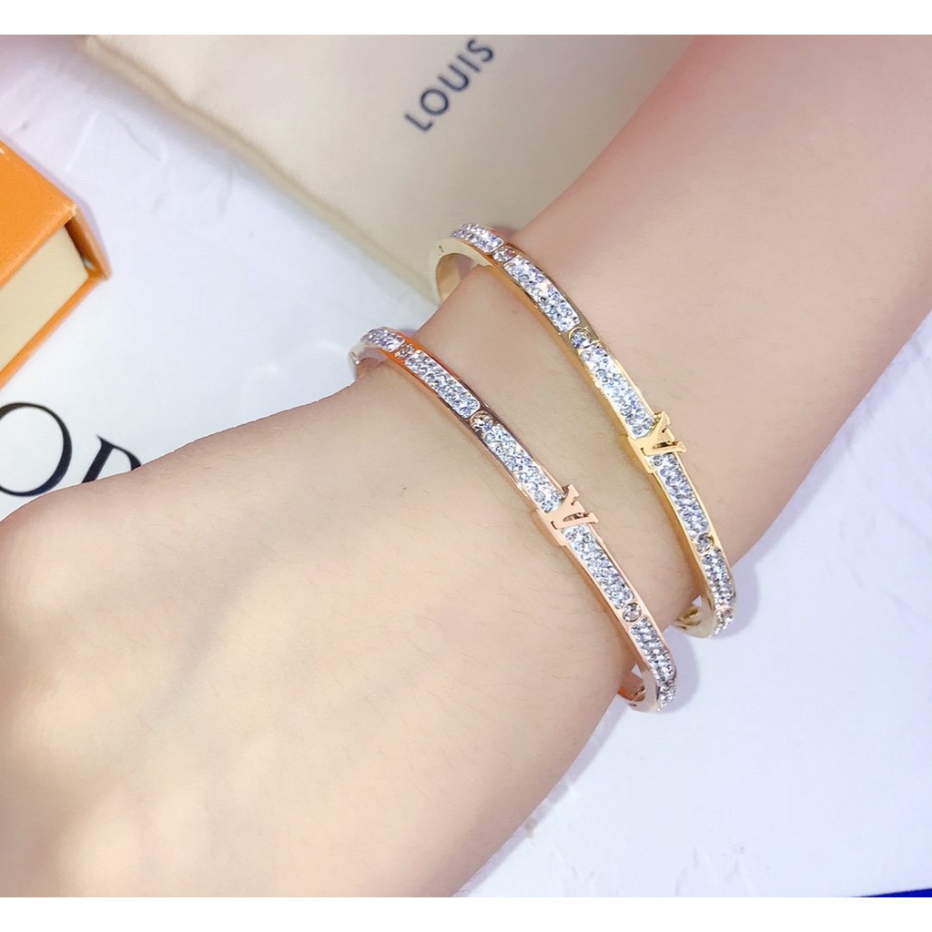 Vòng Tay Louis Vuitton Bằng Thép Titan Họa Tiết Chữ LV Sang Trọng Thời Trang