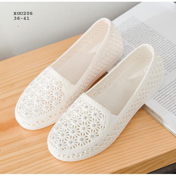 XGU206 Giày nhựa đục lỗ hoa siêu thoáng khí | BigBuy360 - bigbuy360.vn