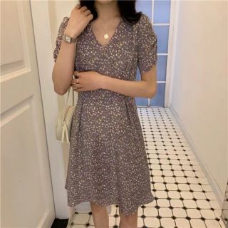 Đầm cổ V tay bồng hoa nhí