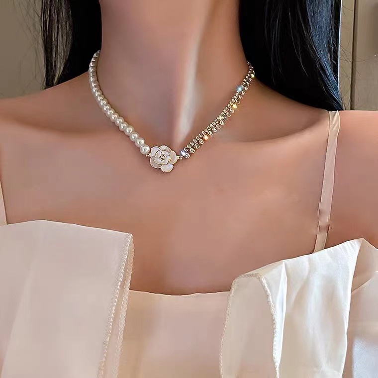 Vòng cổ Hoa Trà Đính Đá Và Ngọc Trai Chất Lượng Cao