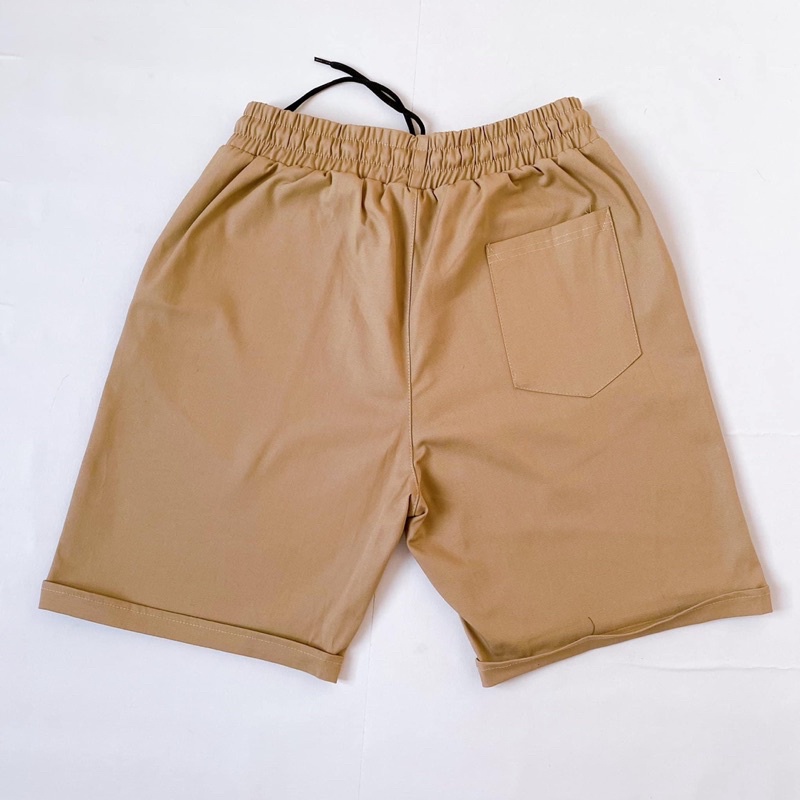 Quần đùi kaki chất co giản nhẹ lưng thun.