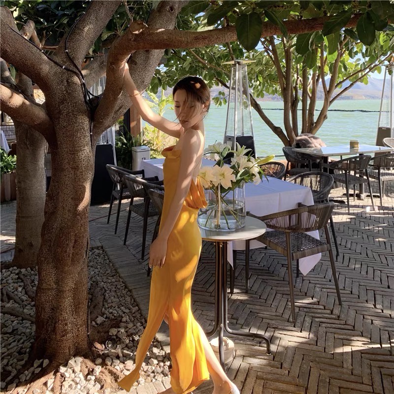 Đầm lụa satin maxi 2 dây hở lưng đi biển màu vàng gợi cảm