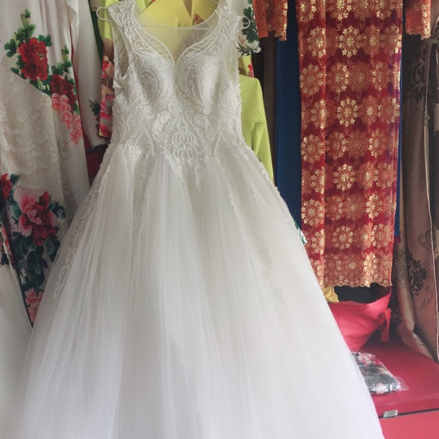 Váy cưới tùng kim tuyến của hồng Lê