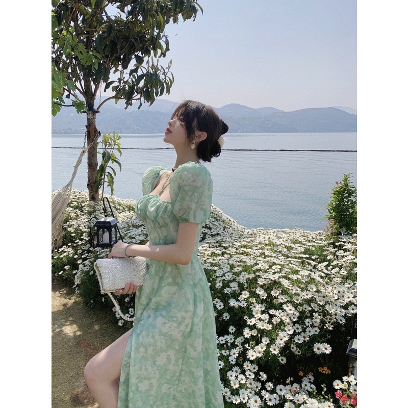 𝑩𝒆𝒓𝒏𝒊𝒆 𝑫𝒓𝒆𝒔𝒔 | Đầm Hoa Nhí Dáng Dài Màu Xanh Bơ Tay Phồng Xẻ Tà, Đầm Maxi Hoa Nhí Đi Biển Chất Voan 2 Lớp Nhẹ Nhàng