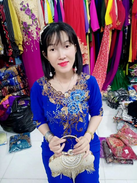 Bộ hoa thêu đá Cao cấp tay lỡ thêu tay ....cổ thuyền.... thêu hoa.....đinh đá đỏ....... chất liệu vải somut.. dầy. Min..