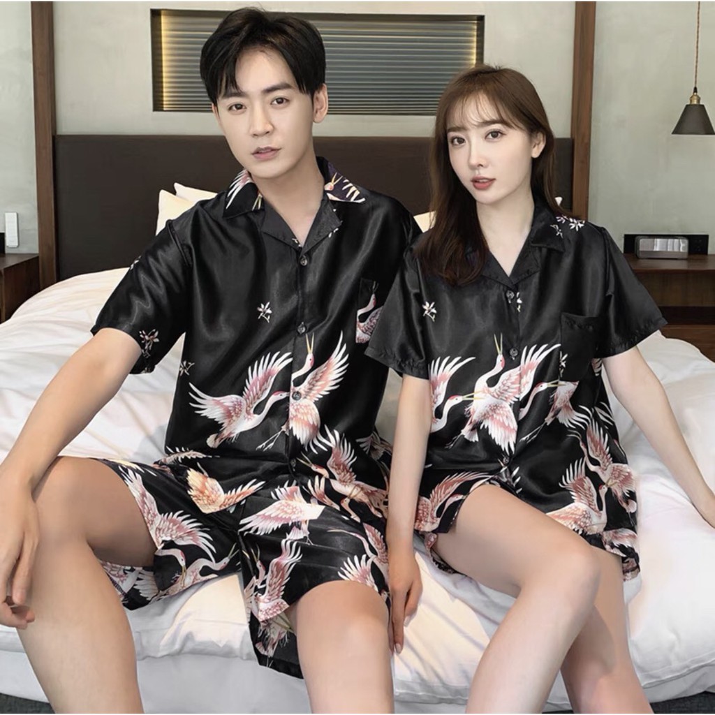 Bộ Pijama cộc tay nam nữ họa tiết tiên hạc chất lụa bóng cao cấp mã 245 (Hàng có sẵn)