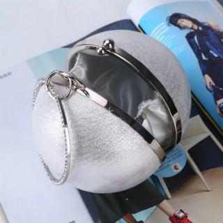 Clutch hình tròn quai đá dự tiệc