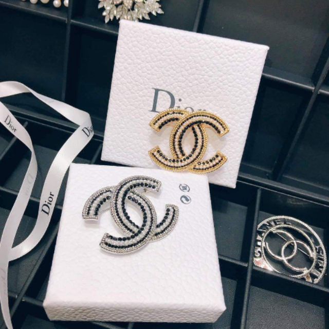 CÀI ÁO CHANEL VIỀN ĐÁ ĐEN