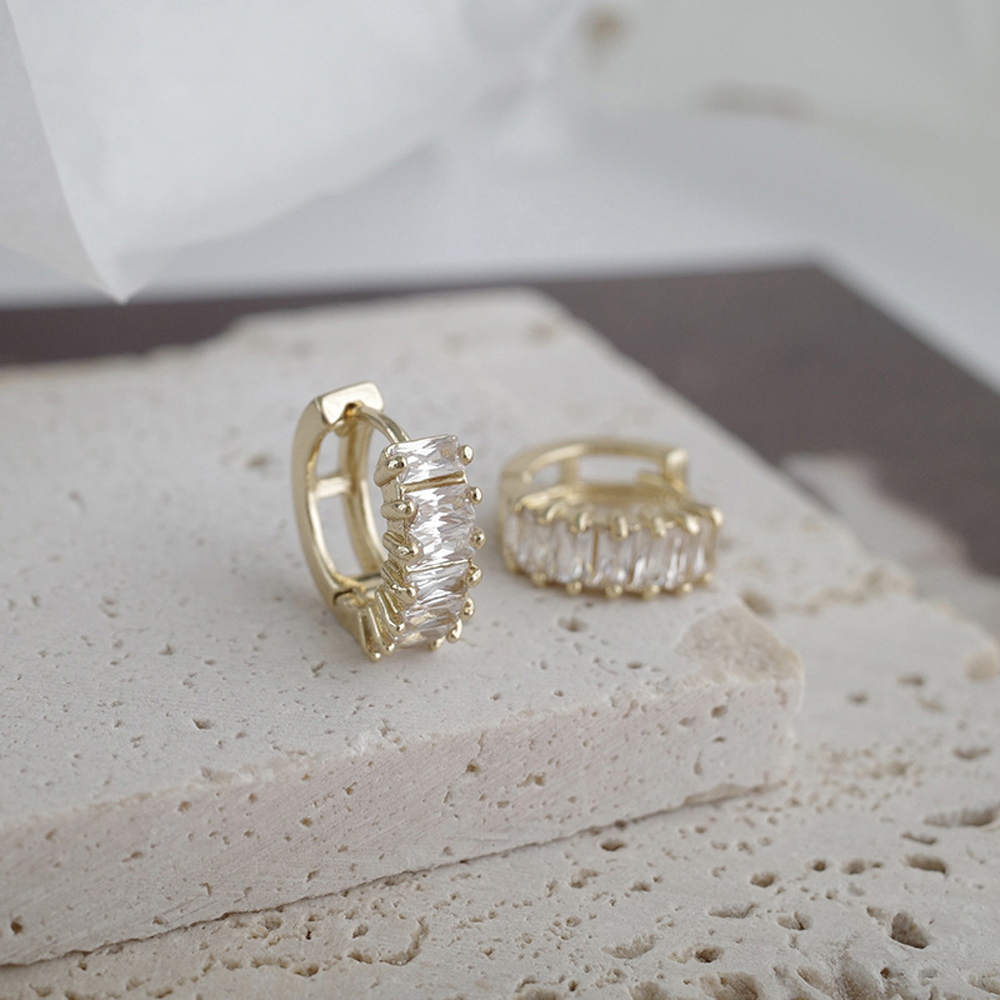 Khuyên Tai Dáng Tròn Tạo Hình Độc Đáo Cho Nữ