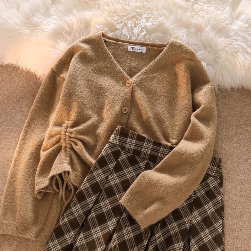 Áo len dệt kim rút dây - Chân váy caro xếp ly