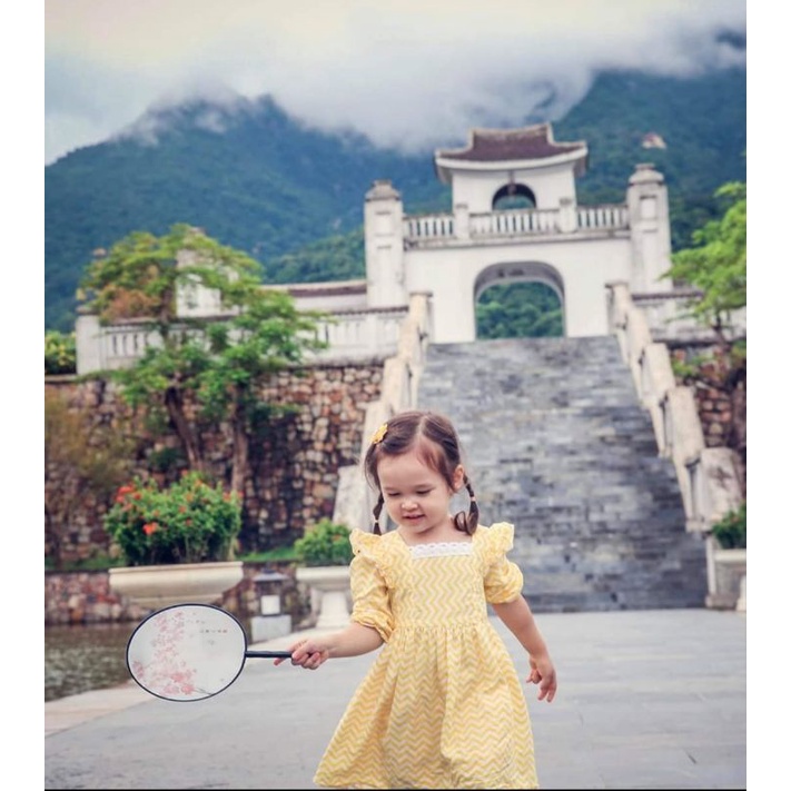Đầm OLI RIVER KIDS màu vàng họa tiết ziczac siêu độc và lạ dành cho bé