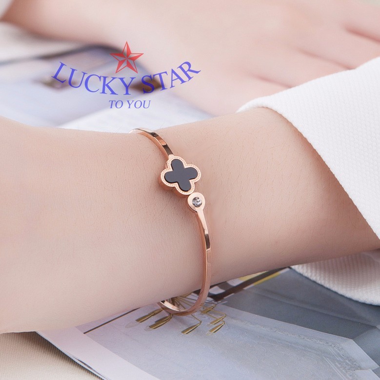 Vòng tay cỏ bốn lá cách điệu Ti-Tan không đen