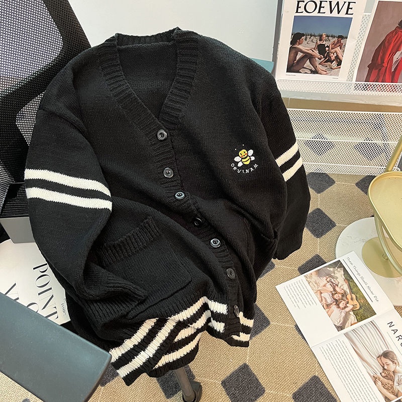 Áo Khoác Cardigan Dệt Kim Cổ Chữ V Hoạ Tiết Kẻ Sọc Phối Chú Ong Nhỏ Xinh Xắn