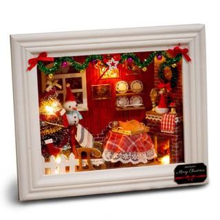 Mô hình nhà búp bê gỗ trong khung tranh – Đêm Giáng Sinh – Christmas Eve