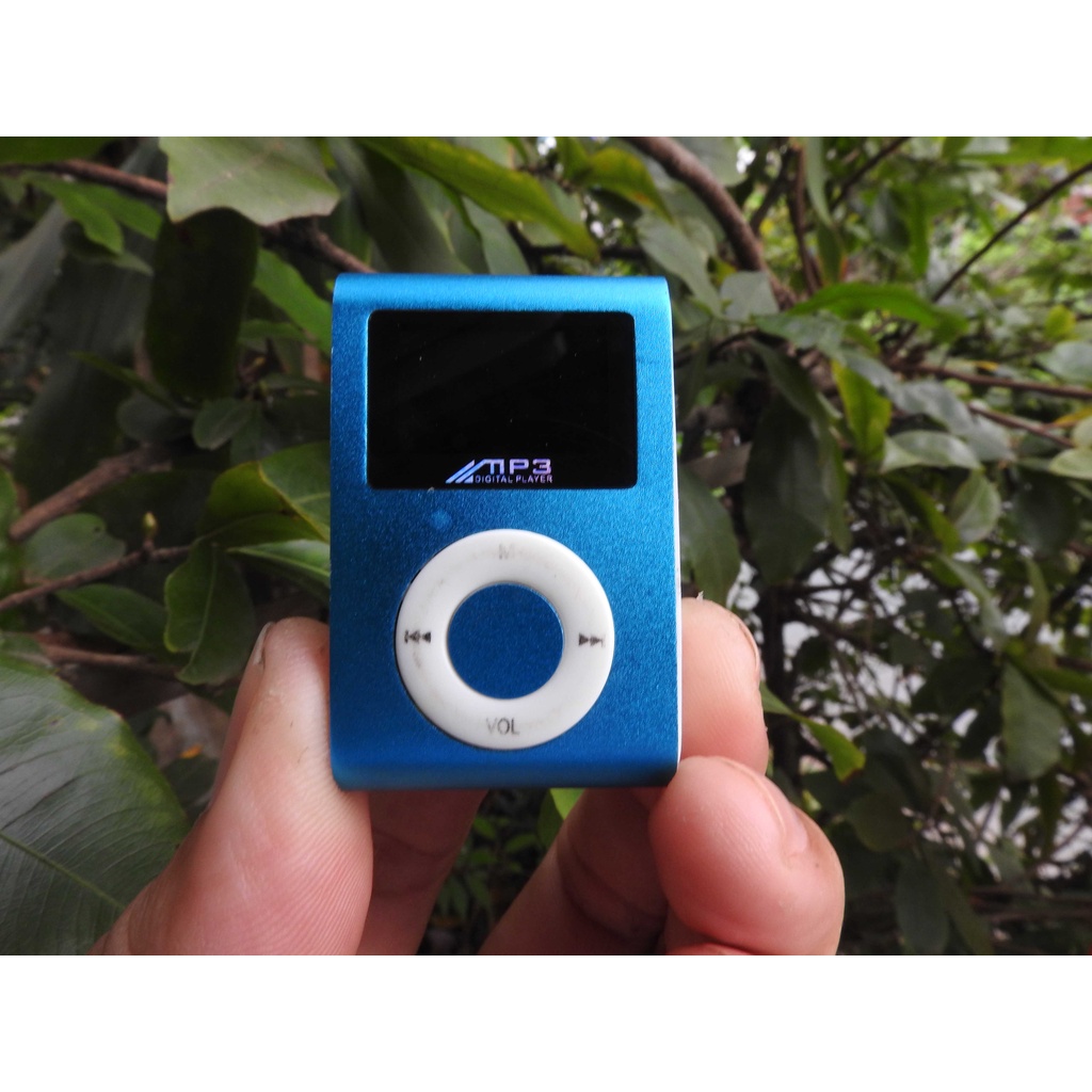 Máy nghe nhạc MP3 nhỏ xíu cầm tay bỏ túi nhỏ gọn có màn hình còn lên nguồn máy màu xanh còn đẹp