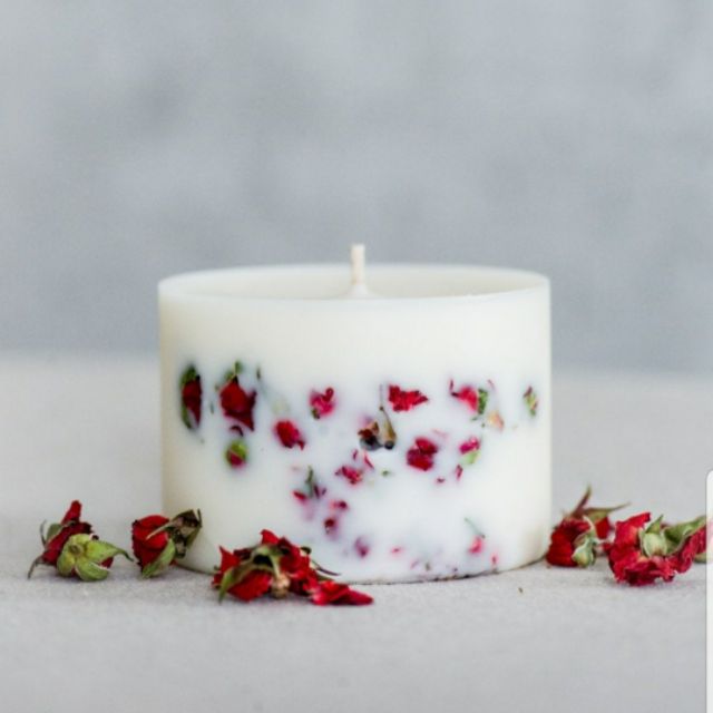 Nến thơm bằng sáp ong cùng hỗn hợp tinh dầu trị liệu: tinh dầu cam ngọt, tinh dầu lavender. Hoa hồng khô.