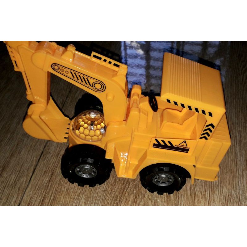 Một chiếc xe cạp mô hình bằng nhựa có nhạc và đèn led rất đẹp kích thước 22x18x12 cm_ tặng kèm pin