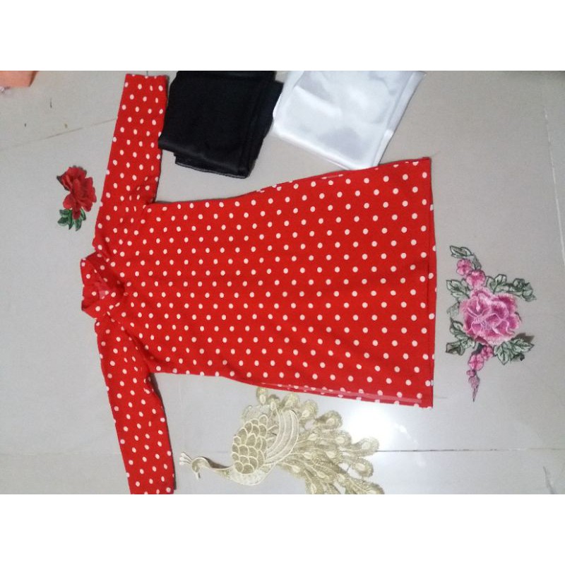 Áo dài chấm bi đỏ và vàng cho bé gái
