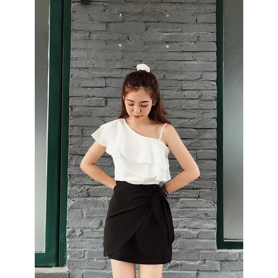 Yumi Set - Set đồ gồm chân váy đen cột nơ đơn giản có Lưng chun co giãn và áo kiểu màu trắng xếp tầng khoe vai