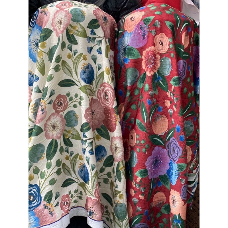 Áo dài gấm hoa vai phồng tay bèo