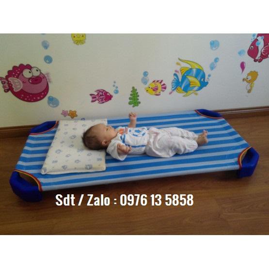 Giường mầm non vải lưới sọc xanh dương thoáng mát cho bé ngủ ngon