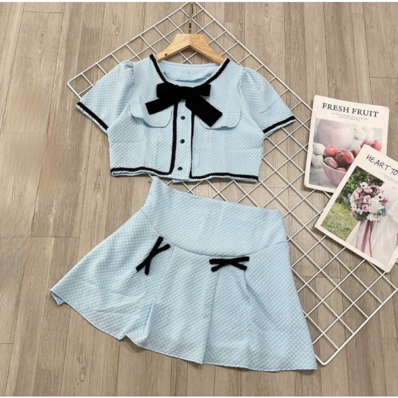 SET CROP PHỐI NƠ ĐEN + CHÂN VÁY XẾP LY