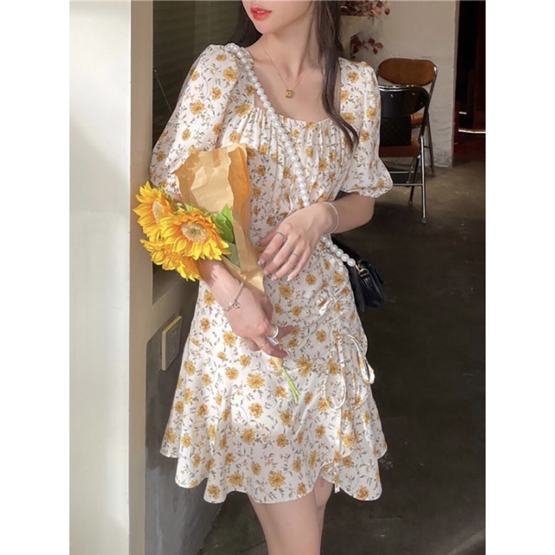 (Ảnh thật) Váy đầm hoa nhí màu vàng dáng ngắn cổ vuông xếp ly ngực tay phồng rút dây tà lệch dáng xoè