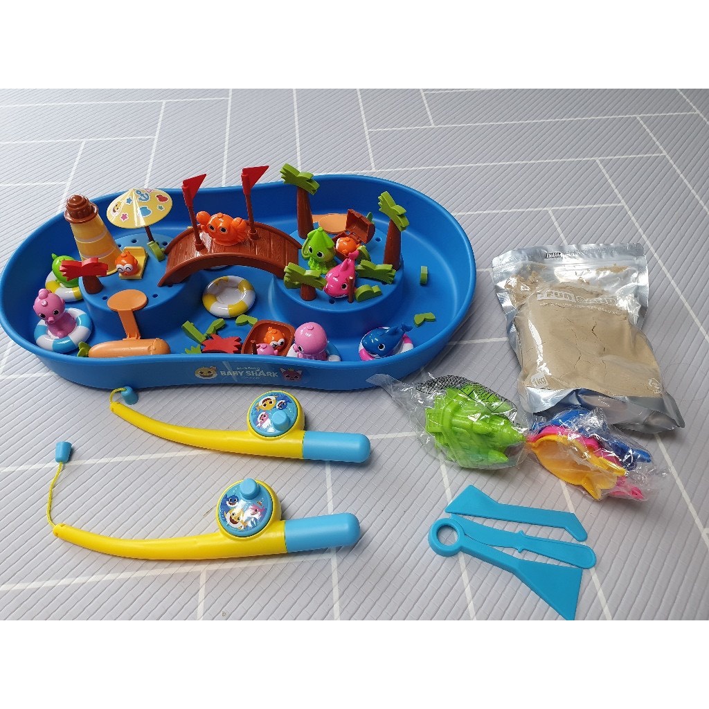 Bộ đồ chơi Baby Shark 2 trong 1 công viên nước và cát Pinkfong cho bé trên 3 tuổi