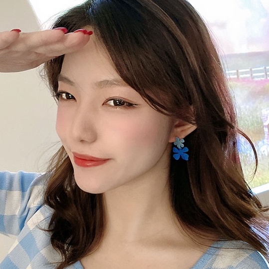 Khuyên tai nữ trang tạo hình độc đáo