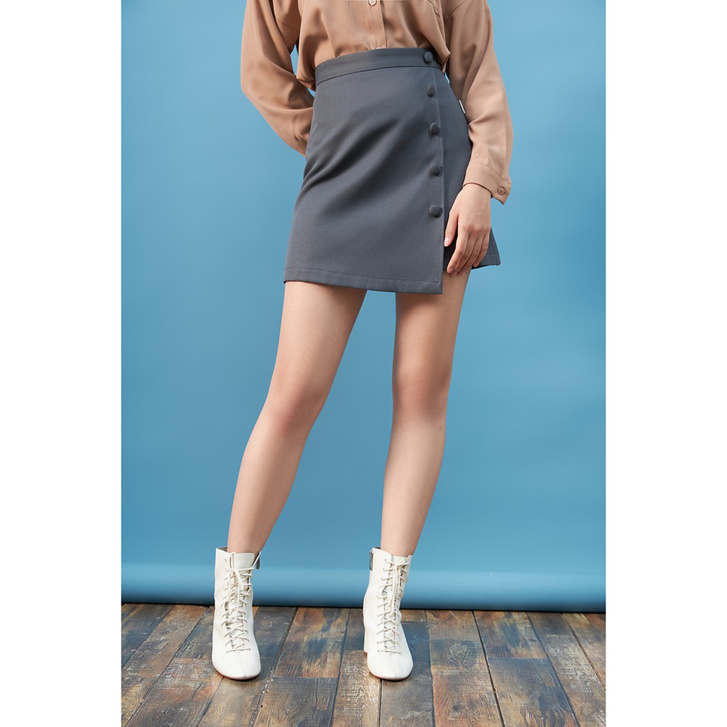 [Mã WABRLOW5 giảm 15% đơn 300K] Chân váy ngắn nữ 92WEAR màu ghi, đủ size, xẻ vạt có cúc bọc JAW0656 | BigBuy360 - bigbuy360.vn