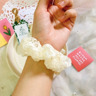 Cột tóc vải scrunchies ren hoa kèm ảnh thật