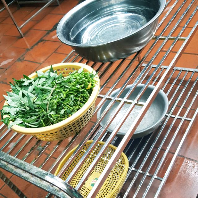 Kệ inox để gầm bếp,hoặc để chậu,rổ giá và các loại đồ dùng trog căn bếp của bạn.gọi là kệ đa năng thì đúng hơn.,bền,sạch