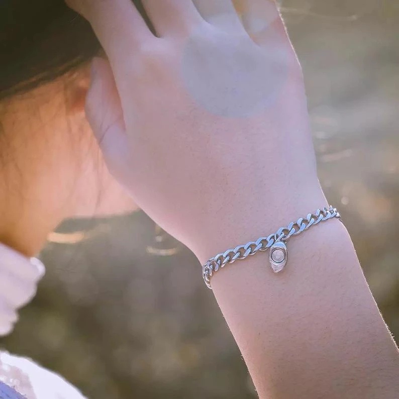 Set 2 vòng tay bằng thép không gỉ màu bạc có nam châm mặt hình trái tim cho cặp đôi