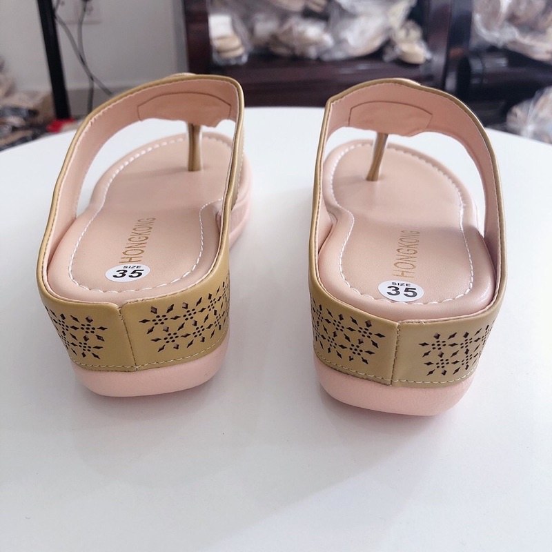 Dép nữ trung niên đế xuồng quai họa tiết đục laze trang trí và gắn khóa xoàn sang trọng đế PU bền bỉ nhẹ chân