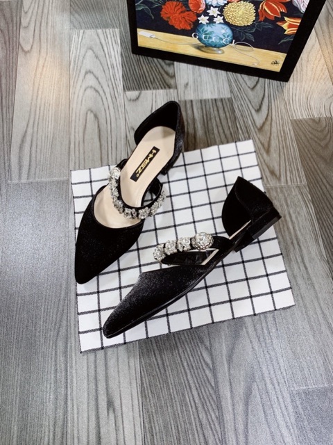 Giày bệt quai đá