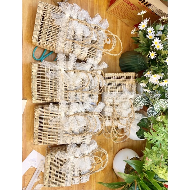 Giỏ cói kèm nơ ren trắng trang trí decor đi chơi size 18cm hàng có sẵn