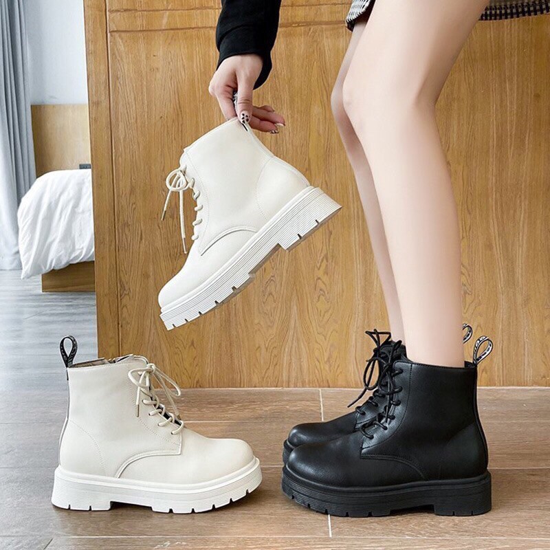 Bốt nữ đế bằng màu đen và kem chữ sup | BigBuy360 - bigbuy360.vn