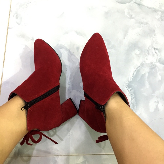 Giày boot đỏ gót vuông