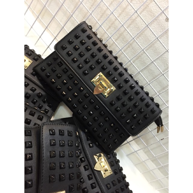 Ví cầm tay 2 ngăn đính đinh full màu có dây đeo chéo | BigBuy360 - bigbuy360.vn