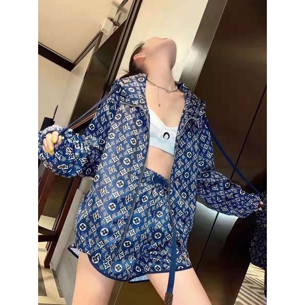 bộ hè nữ in logo áo khoác chống nắng có mũ chùm đầu + quần short ngắn louis vuitton LV