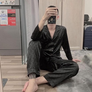 Ảnh chụp bộ pijama nam nữ, bộ đồ ngủ pijama chất lụa tô châu cao cấp mềm mại thoáng mát hoa văn LV sắc nét tại Hà Nội