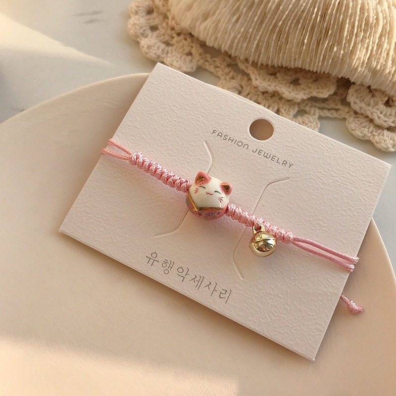 Vòng đeo tay, lắc tay nữ hình chú mèo Makeni Neko mang lại may mắn cho thân chủ.  Vòng tay dây bện mặt mèo xinh xắn.