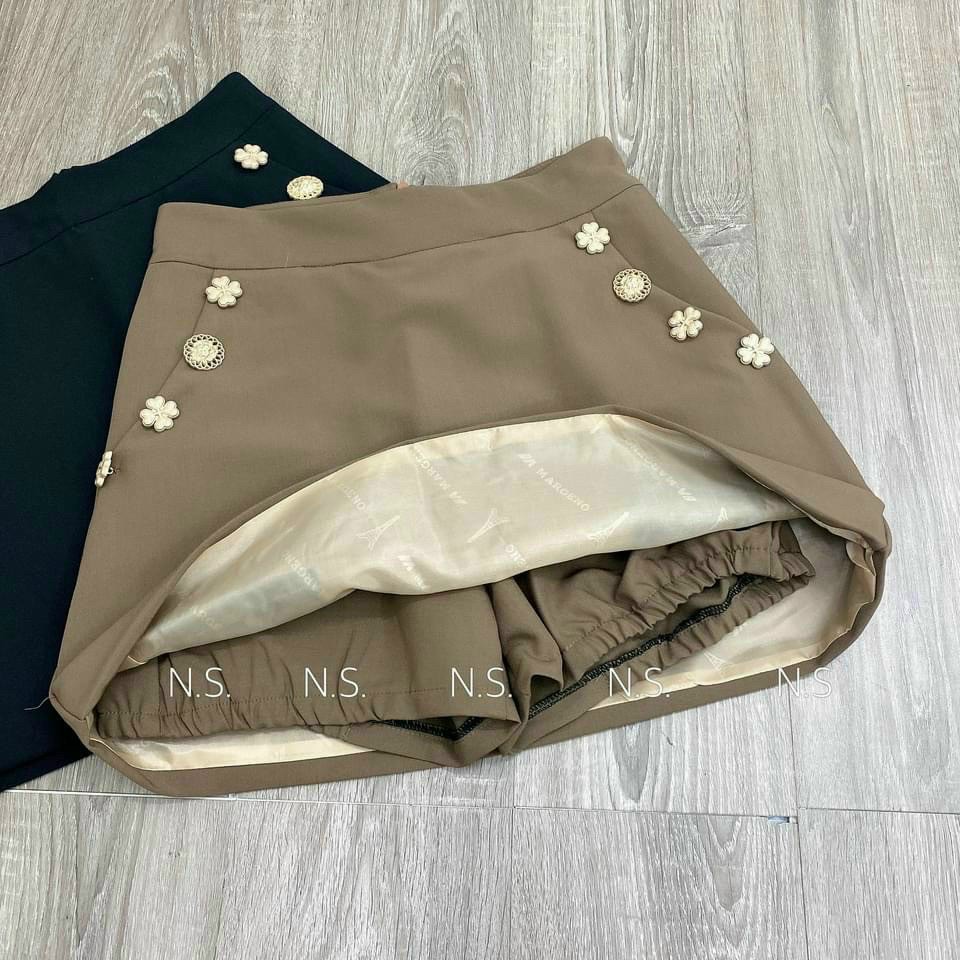 Chân váy chữ A đính cúc hoa chất sịn. Có quần lót trong bo chun không sợ lộ