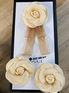 Nơ và bông cài áo