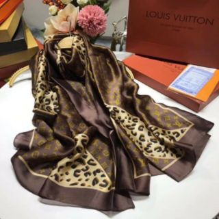 Khăn lụa hiệu LV