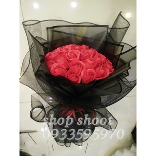 Bó hoa sáp 30 bông đỏ phối lưới đen